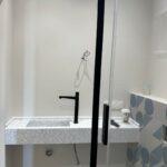 Подвесная столешница с раковиной, ниша в ванную комнату и подоконники из акрилового камня изготовлено в правила камня