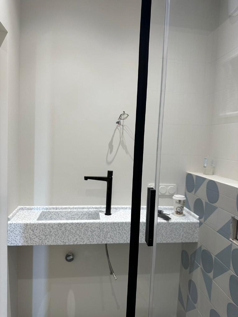 Подвесная столешница с раковиной, ниша в ванную комнату и подоконники из акрилового камня изготовлено в правила камня