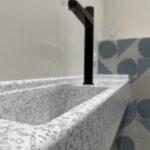 Подвесная столешница с раковиной, ниша в ванную комнату и подоконники из акрилового камня изготовлено в правила камня