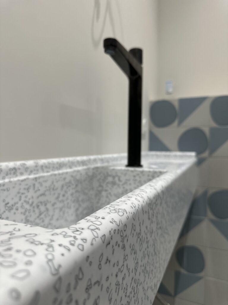 Подвесная столешница с раковиной, ниша в ванную комнату и подоконники из акрилового камня изготовлено в правила камня