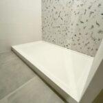 Два поддона для душа из акрилового камня изготовлено в правила камня