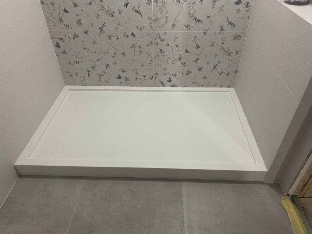 Два поддона для душа из акрилового камня изготовлено в правила камня