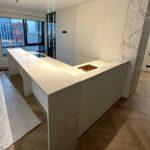 Акриловая угловая столешница с барной стойкой изготовлено в правила камня