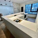 Акриловая угловая столешница с барной стойкой изготовлено в правила камня