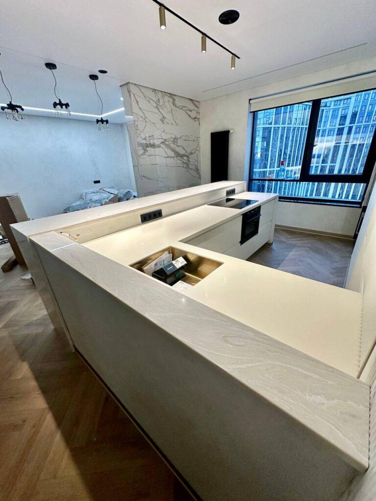 Акриловая угловая столешница с барной стойкой изготовлено в правила камня