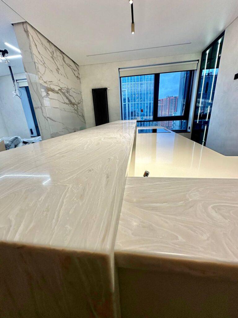 Акриловая угловая столешница с барной стойкой изготовлено в правила камня