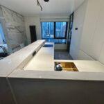 Акриловая угловая столешница с барной стойкой изготовлено в правила камня