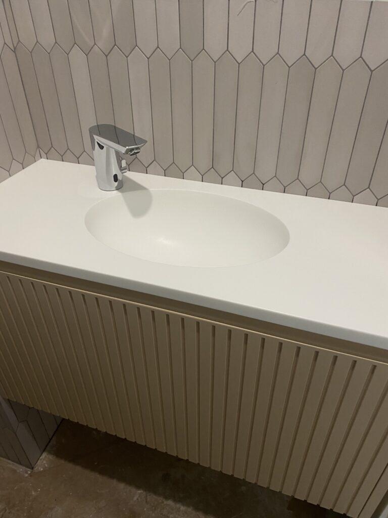 Столешницы с интегрированными раковинами из акрила изготовлено в правила камня