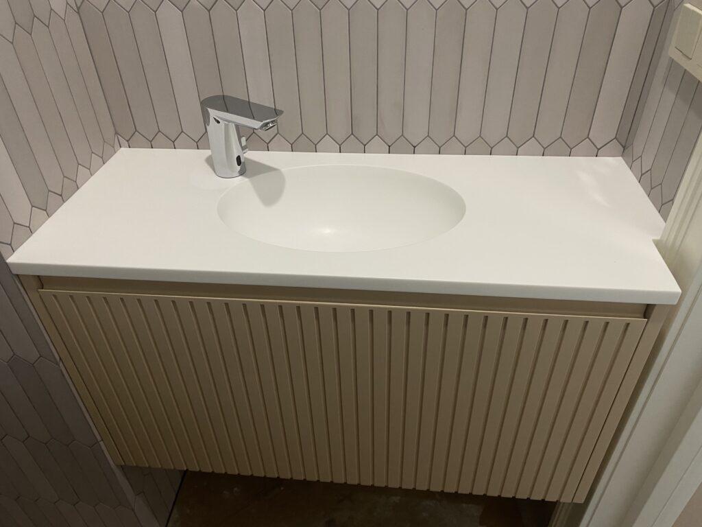 Столешницы с интегрированными раковинами из акрила изготовлено в правила камня