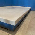 Поддон из акрилового камня с накладкой на слив изготовлено в правила камня