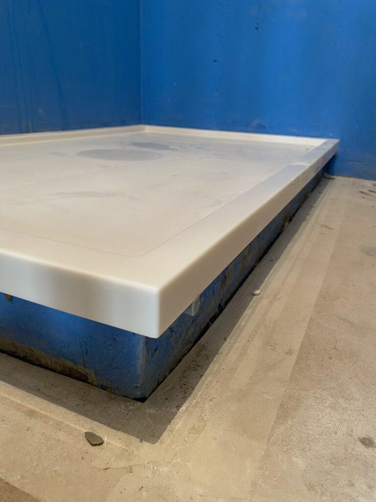 Поддон из акрилового камня с накладкой на слив изготовлено в правила камня