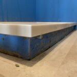 Поддон из акрилового камня с накладкой на слив изготовлено в правила камня