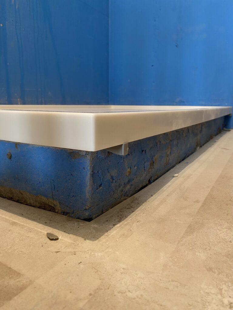 Поддон из акрилового камня с накладкой на слив изготовлено в правила камня