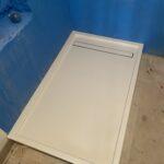 Поддон из акрилового камня с накладкой на слив изготовлено в правила камня