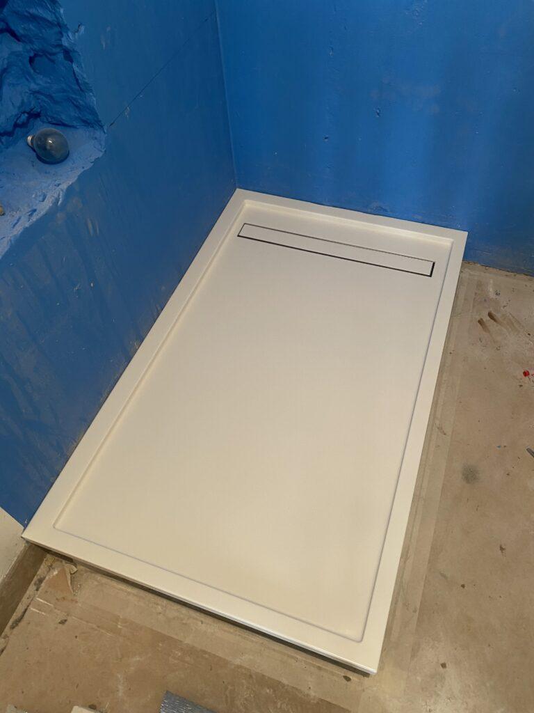 Поддон из акрилового камня с накладкой на слив изготовлено в правила камня