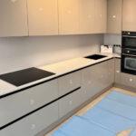 Кварцевая столешница на кухню изготовлено в правила камня