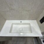 Столешница с интегрированной раковиной в ванную комнату изготовлено в правила камня