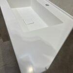 Столешница с интегрированной раковиной в ванную комнату изготовлено в правила камня