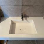 Подвесная столешница с интегрированной раковиной и клапаном клик-клак в ванную комнату изготовлено в правила камня