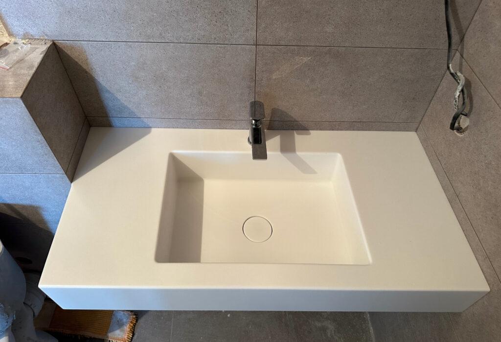 Подвесная столешница с интегрированной раковиной и клапаном клик-клак в ванную комнату изготовлено в правила камня