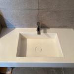 Подвесная столешница с интегрированной раковиной и клапаном клик-клак в ванную комнату изготовлено в правила камня