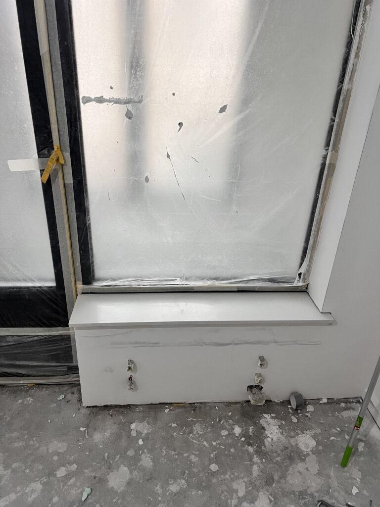 Подоконники из кварцевого агломерата изготовлено в правила камня