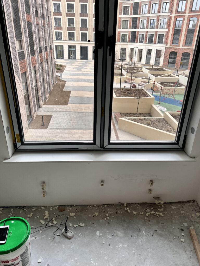 Подоконники из кварцевого агломерата изготовлено в правила камня