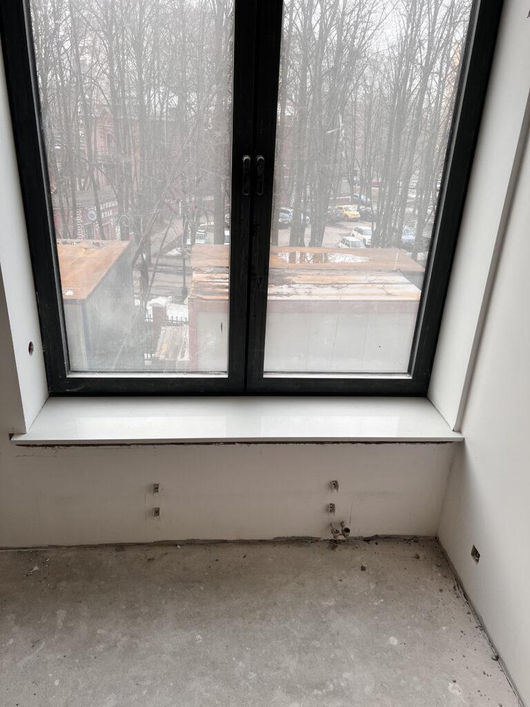 Подоконники из кварцевого агломерата изготовлено в правила камня