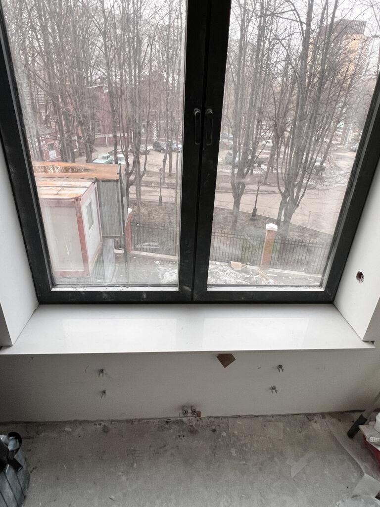 Подоконники из кварцевого агломерата изготовлено в правила камня