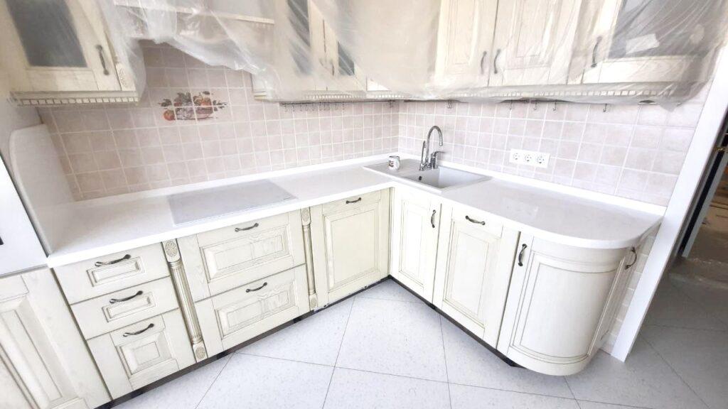 Столешницы и стеновая панель из акрилового камня на кухню изготовлено в правила камня