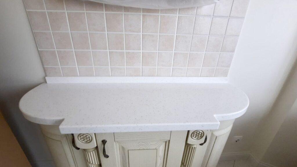 Столешницы и стеновая панель из акрилового камня на кухню изготовлено в правила камня