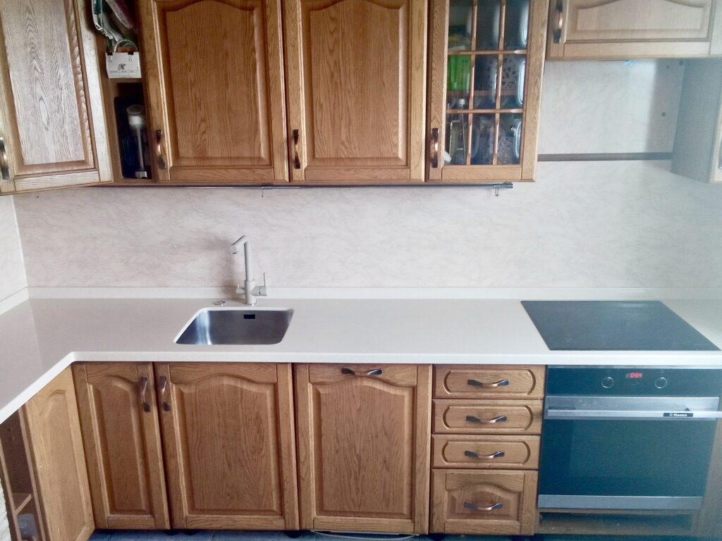 Угловая бесшовная столешница на кухню изготовлено в правила камня