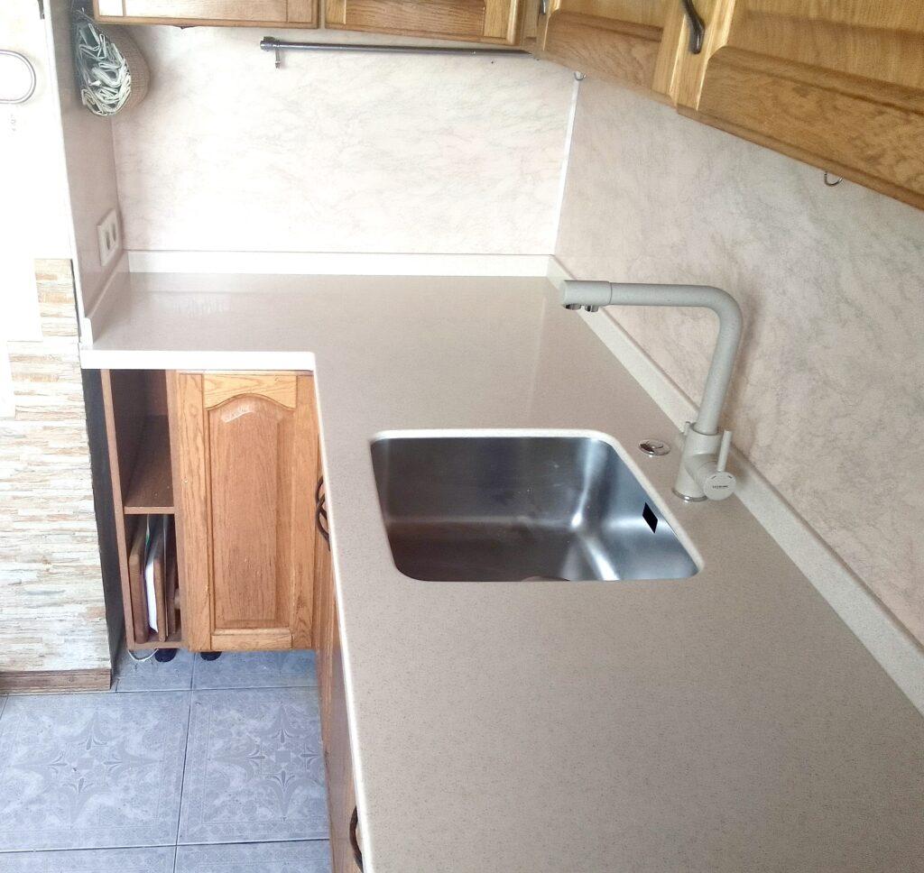 Угловая бесшовная столешница на кухню изготовлено в правила камня