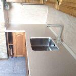 Угловая бесшовная столешница на кухню изготовлено в правила камня