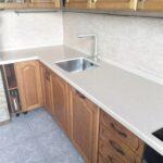 Угловая бесшовная столешница на кухню изготовлено в правила камня