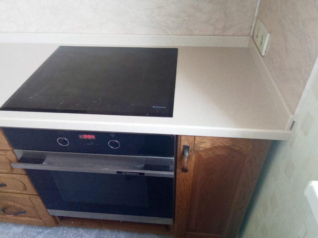 Угловая бесшовная столешница на кухню изготовлено в правила камня