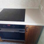 Угловая бесшовная столешница на кухню изготовлено в правила камня