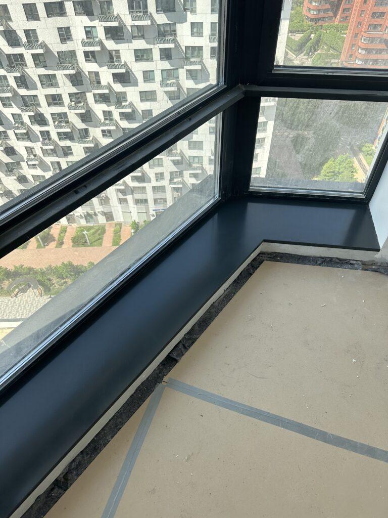 4 прямых подоконника и 1 угловой из акрилового камня изготовлено в правила камня