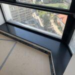 4 прямых подоконника и 1 угловой из акрилового камня изготовлено в правила камня