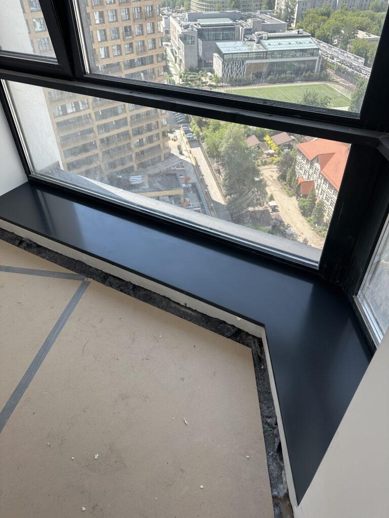 4 прямых подоконника и 1 угловой из акрилового камня изготовлено в правила камня