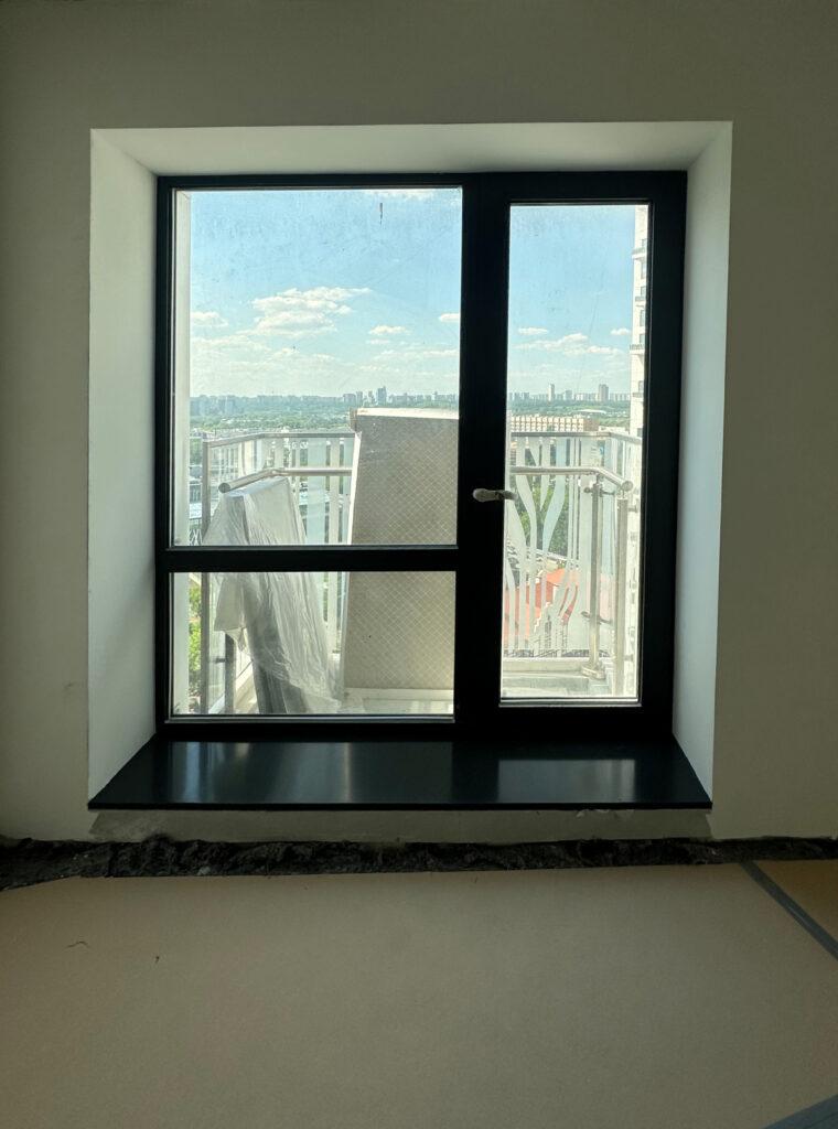 4 прямых подоконника и 1 угловой из акрилового камня изготовлено в правила камня