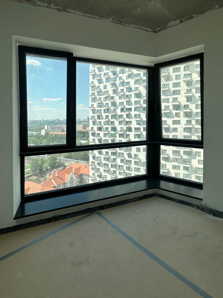 4 прямых подоконника и 1 угловой из акрилового камня изготовлено в правила камня