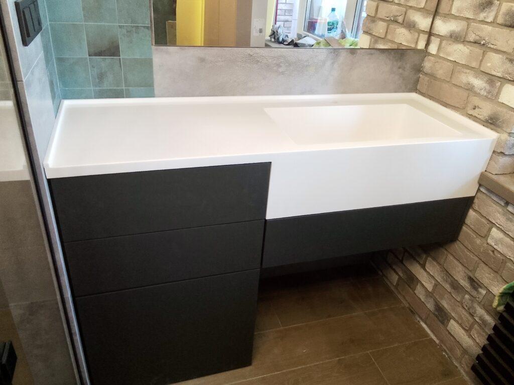 Столешница в ванную комнату с интегрированной раковиной изготовлено в правила камня