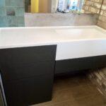 Столешница в ванную комнату с интегрированной раковиной изготовлено в правила камня