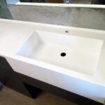 Столешница в ванную комнату с интегрированной раковиной изготовлено в правила камня