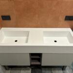 Акриловая столешница с двумя интегрированными раковинами в ванную комнату изготовлено в правила камня