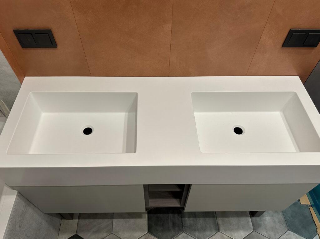 Акриловая столешница с двумя интегрированными раковинами в ванную комнату изготовлено в правила камня