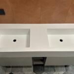 Акриловая столешница с двумя интегрированными раковинами в ванную комнату изготовлено в правила камня