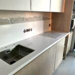 Столешницы на кухню и фартук из акрилового камня изготовлено в правила камня