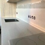 Столешницы на кухню и фартук из акрилового камня изготовлено в правила камня